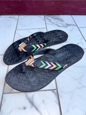 Muk Luks Black Flip Flop Sandals with Green, Pink & Peach Chevron Straps